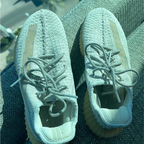2 pair of Yeezy Boost 350 V2 - Picture 5 of 16